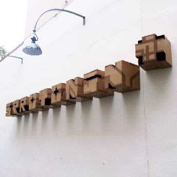 serotonin plus- Karton Pappe graffiti kunstwerk- Slava Ostap-Vorschaubild