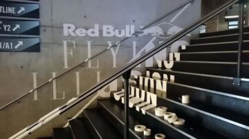 Seitenaufnahme-Anamorphose-Tape-Art-Installation-Red Bull-Flying-Steps-Show-Zürich-Ostap-2015