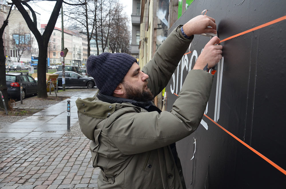 Ostap-live-Kleben-Projekt-Stromae-Tape-Graffiti-Berlin-2015