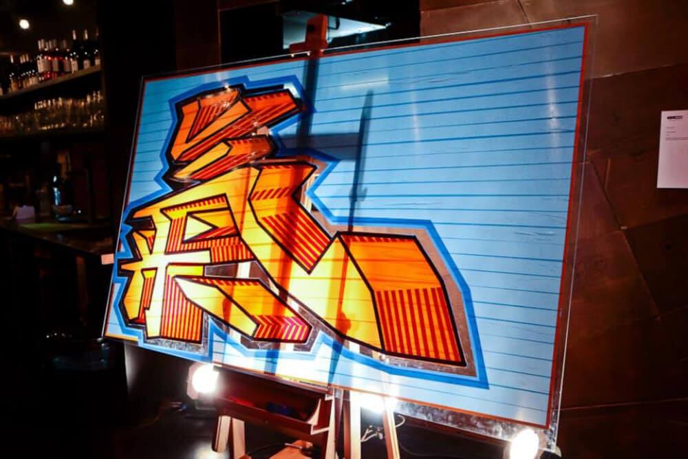 Art-Battle-Werk aus Klebeband bei Nacht