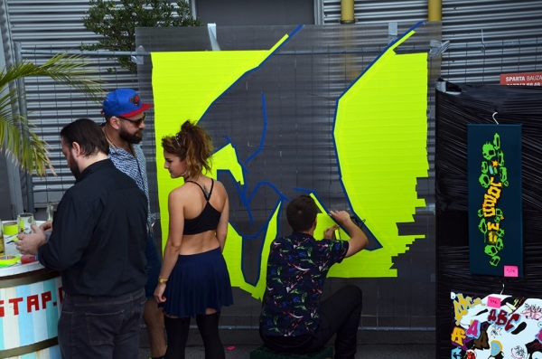 Bild 03- SelfmadeCrew beim Kleben auf 