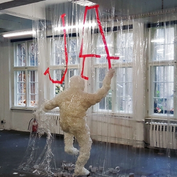 Der Aufsteiger- Skulptur aus Klebeband von Ostap und Selfmadecrew