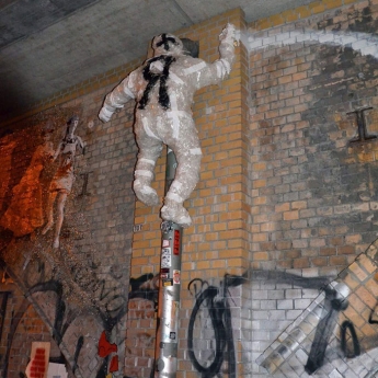 Detlef der Aufsteiger- Tape-Street-Art in der Dircksenstr-Berlin 2016