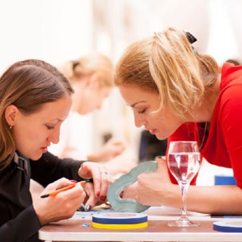 Kunst verbindet- Teamwork Hand in Hand