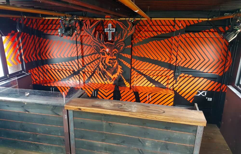 Tape-Art-Barwand mit Jägermeister-Hirsch