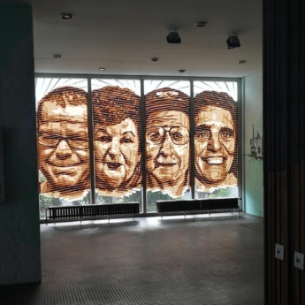 Packband Porträts beim Tageslicht im Foyer