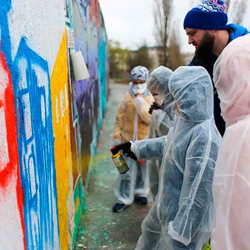 Kinder am Sprühen- Ein Graffiti Workshop mit Berliner StraßenKünstler