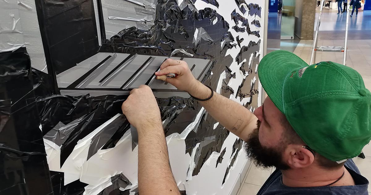 Künstler klebt ein Tape-Art-Werk live vor Publikum