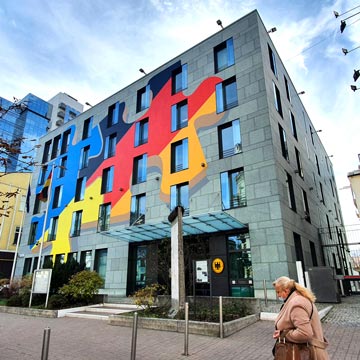 Tape-Art auf der deutschen Botschaft in Kiew, Ukraine