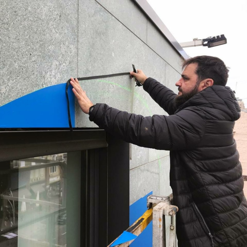 Beklebung in 20 Metern Höhe- Tape Art Mural