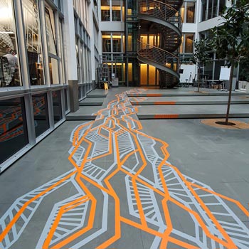 Projekt: Wegeleitungen mit Vinylfolien-Tape-Art – Vorschaubild