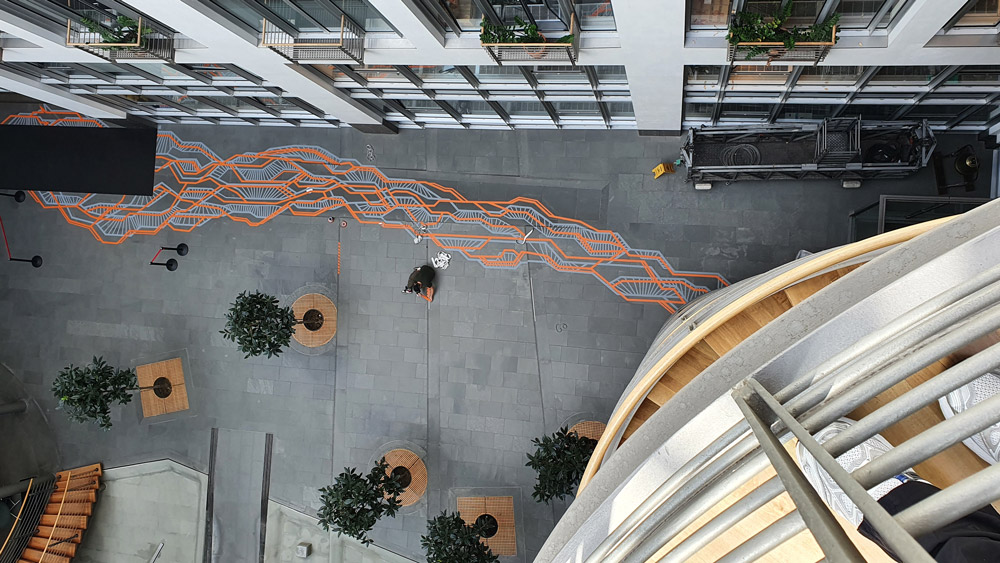 Guidance on the ground in Hapag Lloyd brand colours