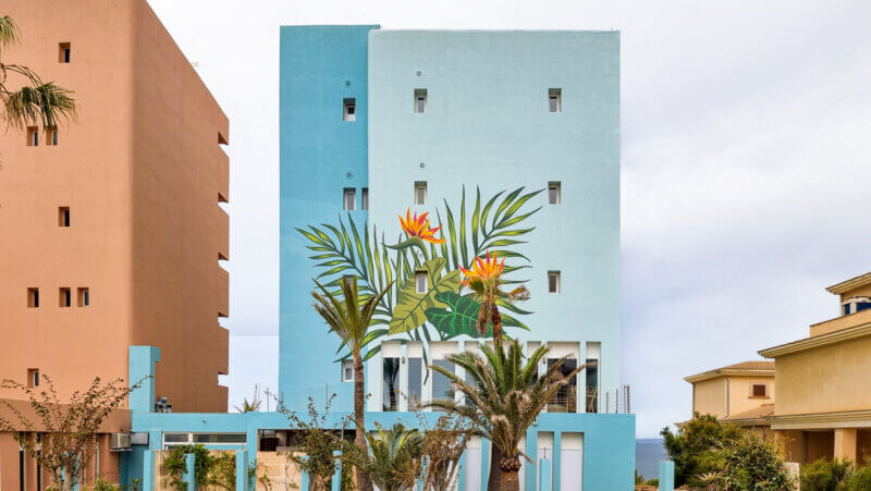 Fertiges Mural Kunstwerk an der Fassade 3- Mallorca Bikini Island Hotel
