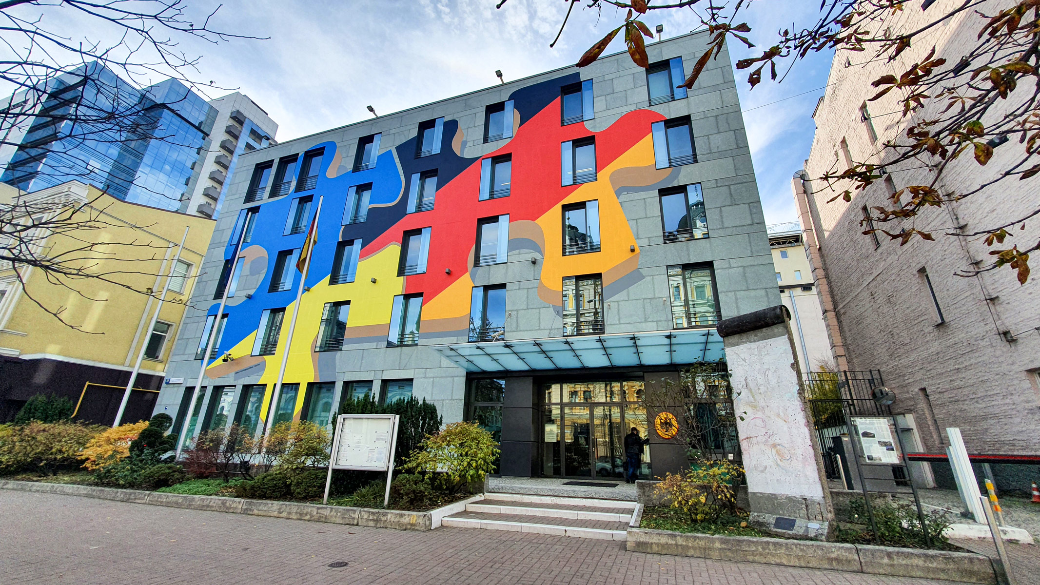 Fassaden-Mural an der Deutschen Botschaft in Kyiv