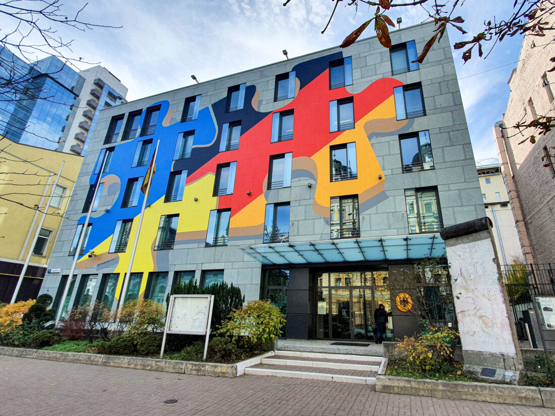 Tape-Art-Mural an der Deutschen Botschaft in Kyiv