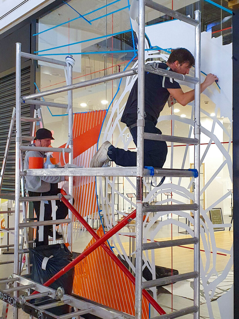 Crew bei der Tape-Art-Aktivierung eines Pop-up-Stores