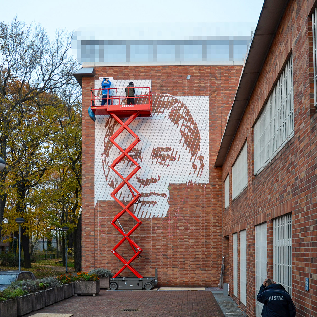 Gemaltes Porträt-Mural an einer Gefängnismauer, Arbeit von der Hebebühne