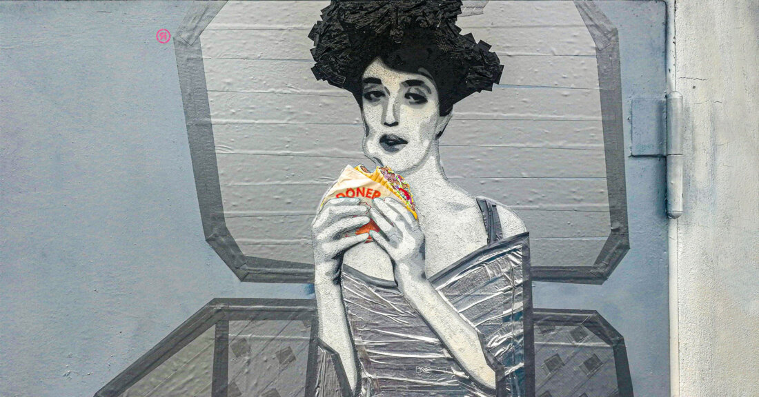 Street-Art-Figur mit Döner an einer Betonwand