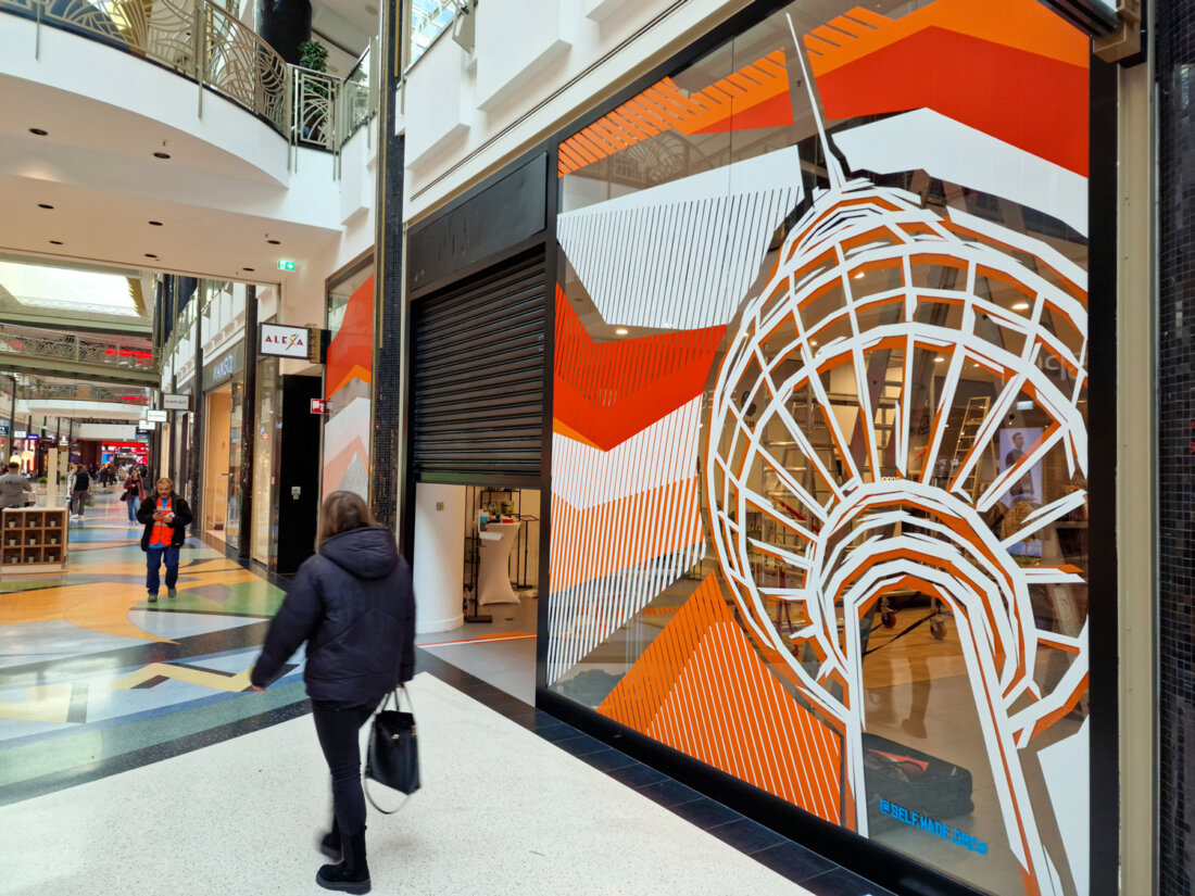Tape Art an einem Pop-up-Store im Einkaufszentrum