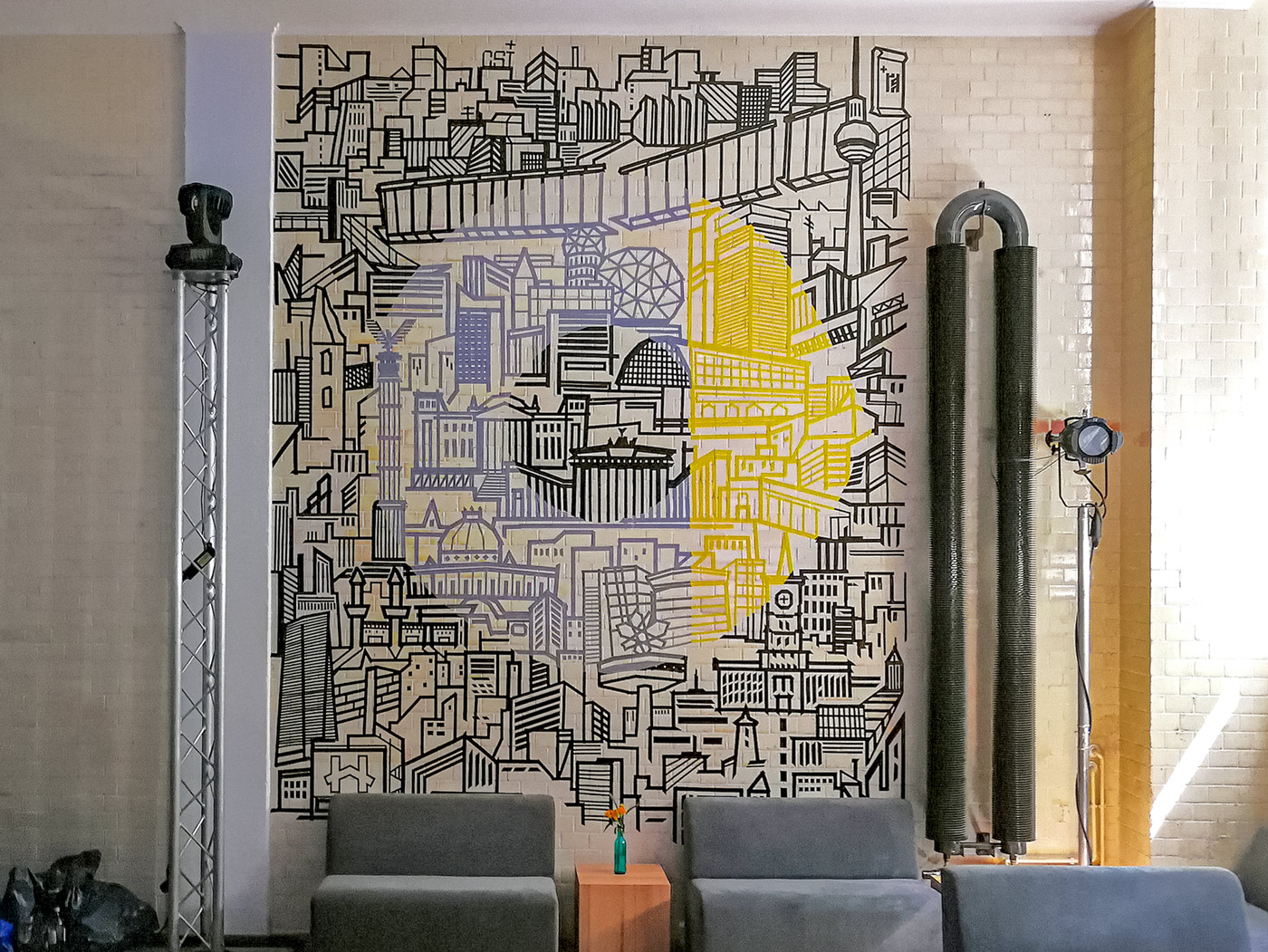 Großflächiges Wandbild in einem Innenraum