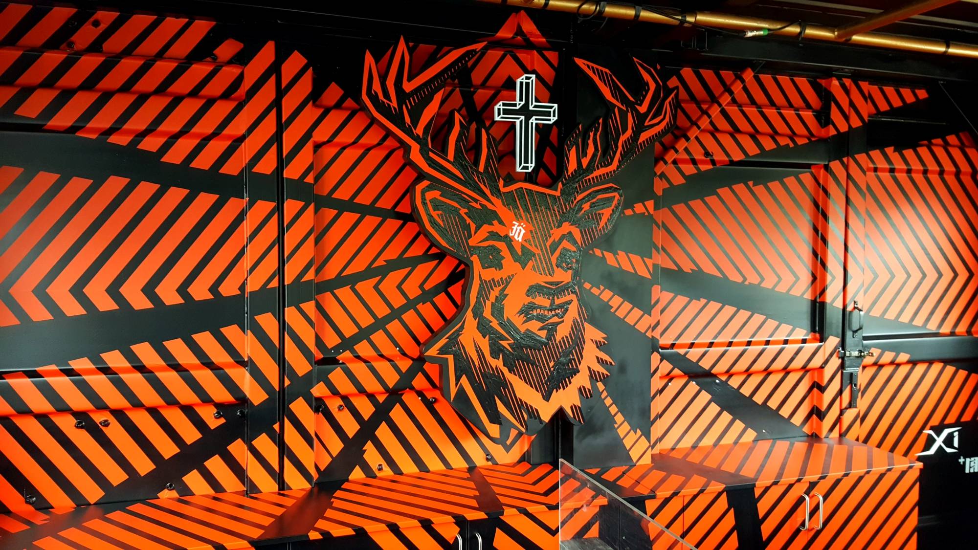 Jägermeister-Hirsch als Tape-Art-Barwand auf einem Festival